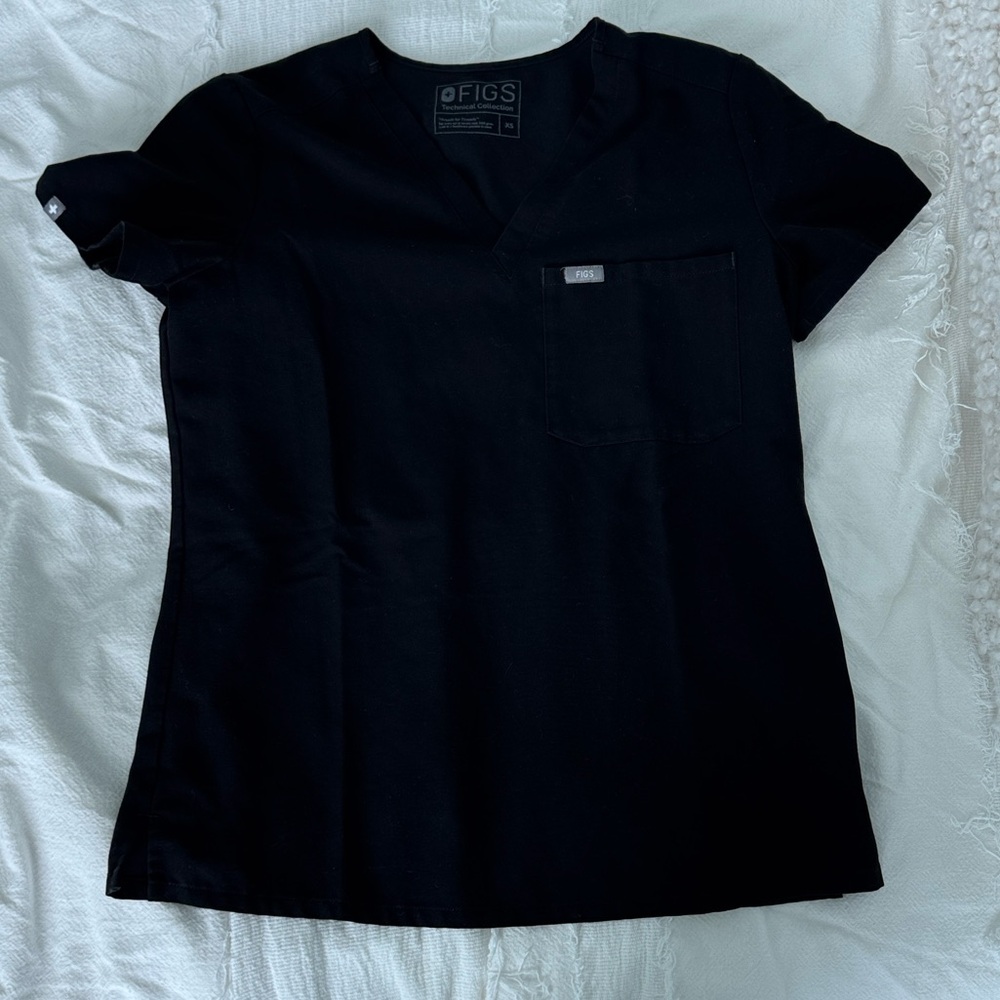 FIG SCRUB TOP
